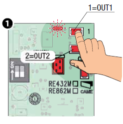 1. Hold knappen på modtageren for det relæ, du vil gemme i hukommelsen, nede; LED'en L1 begynder at blinke. 1. Hold knappen på modtageren for det relæ, du vil gemme i hukommelsen, nede; LED'en L1 begynder at blinke.