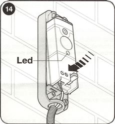 10. Montér den tilsluttede elektronik i fotocellernes hus, og tilslut strømmen. Gennemfør registreringsfasen for tilsluttede enheder på portens styreenhed.