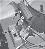 3. Vip styreenheden op 4. Skub batteriet ind under styreenheden 5. Luk låsen på styreenhedens holder 3. Vip styreenheden op 4. Skub batteriet ind under styreenheden 5. Luk låsen på styreenhedens holder