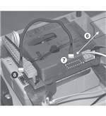 6. Vip plastdækslet af stikket 7. Sæt batterikablet i stikket 8. Sæt kablet i stikket på batteriet 6. Vip plastdækslet af stikket 7. Sæt batterikablet i stikket 8. Sæt kablet i stikket på batteriet