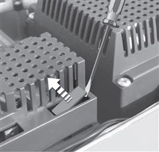 1. Lirk batteriets stikdæksel af i plast