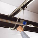 Montering af armen på garageportens portblad Montering af armen på garageportens portblad