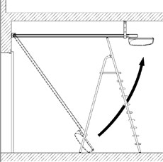 2. Brug en stige til at holde den anden ende af skinnen op mod loftet, og markér hullerne i beslagene. Læg derefter skinnen tilbage på gulvet.