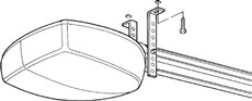 3. Bor huller ved de markerede punkter. Brug igen en stige til at holde skinnen med motoren op mod loftet, og fastgør beslagene til loftet.